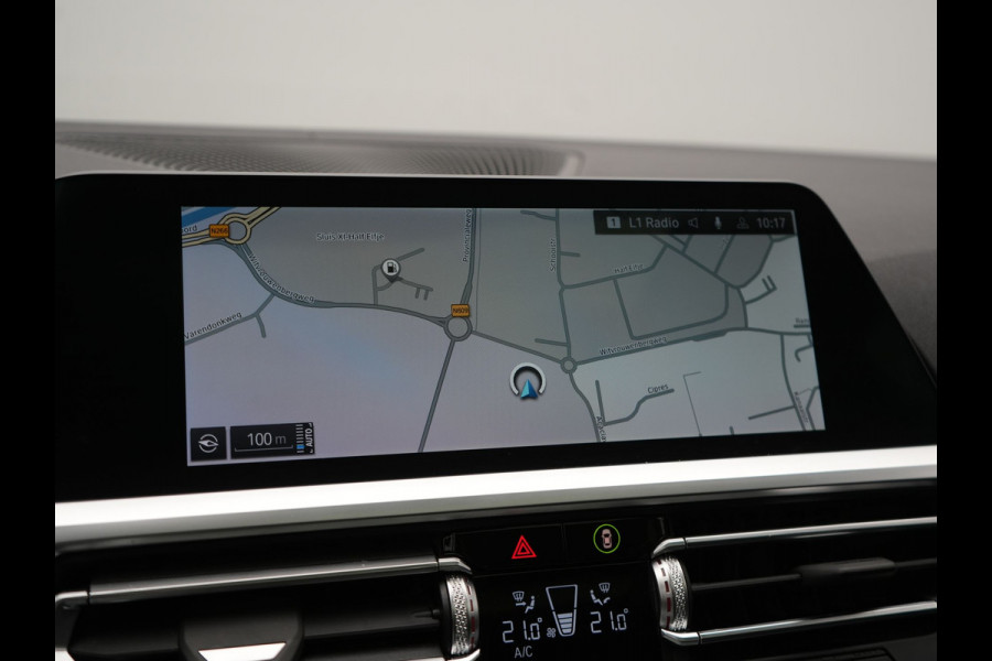 BMW 3 Serie Touring 330e Sportline Plug In Hybrid 293pk Dealer O.H PHEV | Panodak | Trekhaak af Fabriek | Lederen Sportstoelen Memory | 360 Camera | Keyless | Camera & Parkassist | 18"L.M | Apple Carplay | Sfeerverlichting |