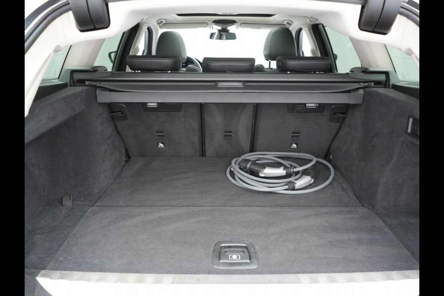 BMW 3 Serie Touring 330e Sportline Plug In Hybrid 293pk Dealer O.H PHEV | Panodak | Trekhaak af Fabriek | Lederen Sportstoelen Memory | 360 Camera | Keyless | Camera & Parkassist | 18"L.M | Apple Carplay | Sfeerverlichting |