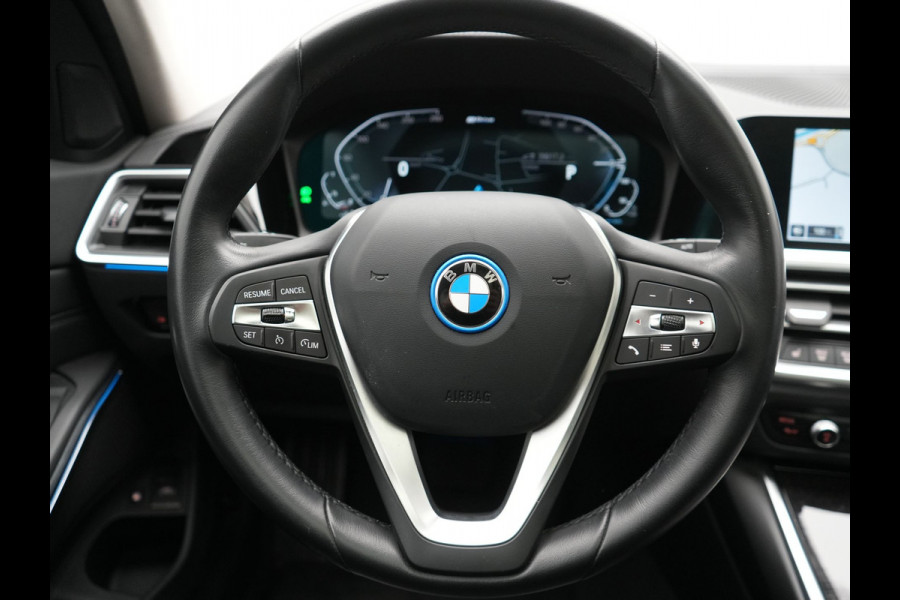 BMW 3 Serie Touring 330e Sportline Plug In Hybrid 293pk Dealer O.H PHEV | Panodak | Trekhaak af Fabriek | Lederen Sportstoelen Memory | 360 Camera | Keyless | Camera & Parkassist | 18"L.M | Apple Carplay | Sfeerverlichting |