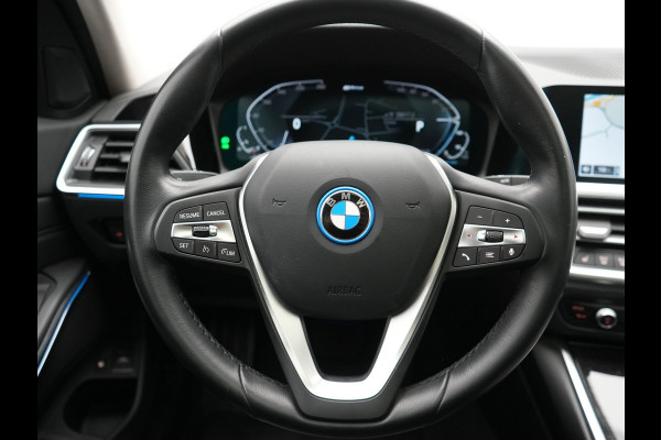 BMW 3 Serie Touring 330e Sportline Plug In Hybrid 293pk Dealer O.H PHEV | Panodak | Trekhaak af Fabriek | Lederen Sportstoelen Memory | 360 Camera | Keyless | Camera & Parkassist | 18"L.M | Apple Carplay | Sfeerverlichting |