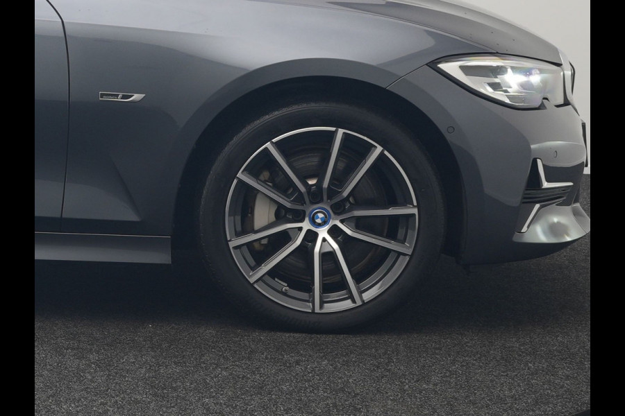 BMW 3 Serie Touring 330e Sportline Plug In Hybrid 293pk Dealer O.H PHEV | Panodak | Trekhaak af Fabriek | Lederen Sportstoelen Memory | 360 Camera | Keyless | Camera & Parkassist | 18"L.M | Apple Carplay | Sfeerverlichting |
