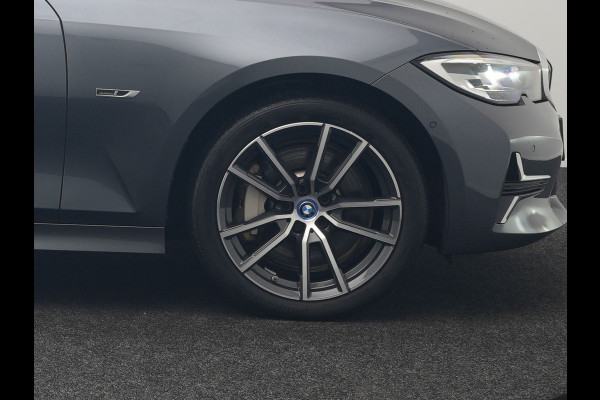 BMW 3 Serie Touring 330e Sportline Plug In Hybrid 293pk Dealer O.H PHEV | Panodak | Trekhaak af Fabriek | Lederen Sportstoelen Memory | 360 Camera | Keyless | Camera & Parkassist | 18"L.M | Apple Carplay | Sfeerverlichting |