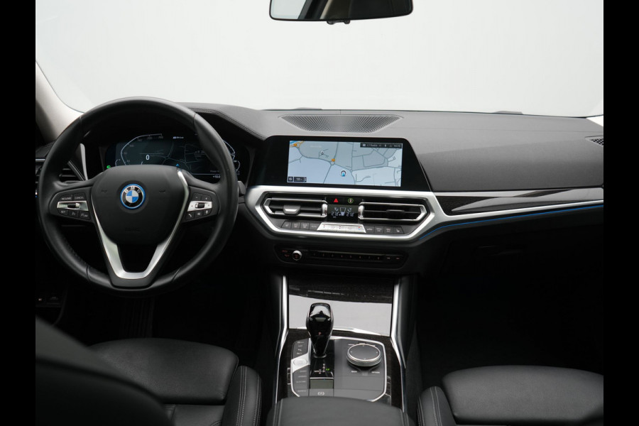 BMW 3 Serie Touring 330e Sportline Plug In Hybrid 293pk Dealer O.H PHEV | Panodak | Trekhaak af Fabriek | Lederen Sportstoelen Memory | 360 Camera | Keyless | Camera & Parkassist | 18"L.M | Apple Carplay | Sfeerverlichting |