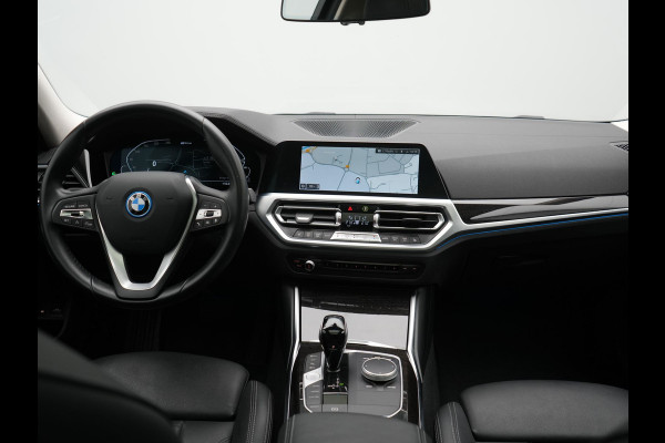 BMW 3 Serie Touring 330e Sportline Plug In Hybrid 293pk Dealer O.H PHEV | Panodak | Trekhaak af Fabriek | Lederen Sportstoelen Memory | 360 Camera | Keyless | Camera & Parkassist | 18"L.M | Apple Carplay | Sfeerverlichting |