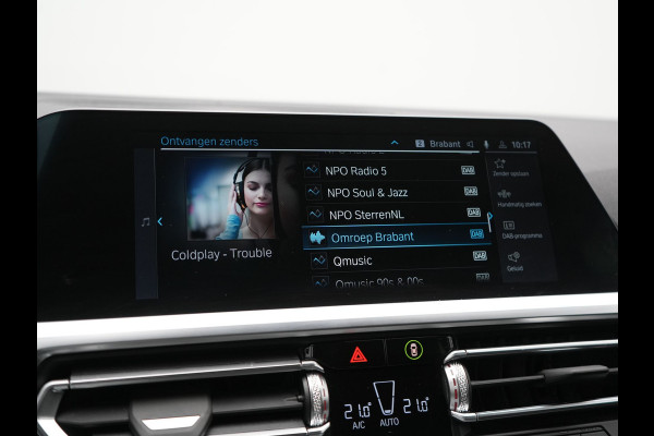 BMW 3 Serie Touring 330e Sportline Plug In Hybrid 293pk Dealer O.H PHEV | Panodak | Trekhaak af Fabriek | Lederen Sportstoelen Memory | 360 Camera | Keyless | Camera & Parkassist | 18"L.M | Apple Carplay | Sfeerverlichting |