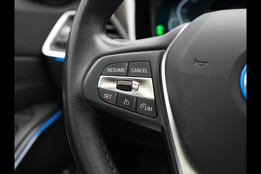 BMW 3 Serie Touring 330e Sportline Plug In Hybrid 293pk Dealer O.H PHEV | Panodak | Trekhaak af Fabriek | Lederen Sportstoelen Memory | 360 Camera | Keyless | Camera & Parkassist | 18"L.M | Apple Carplay | Sfeerverlichting |