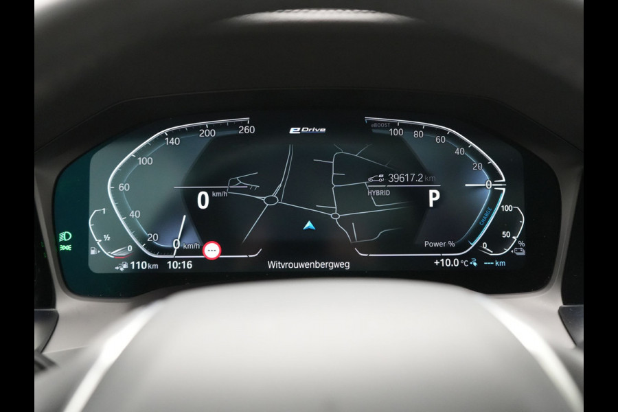 BMW 3 Serie Touring 330e Sportline Plug In Hybrid 293pk Dealer O.H PHEV | Panodak | Trekhaak af Fabriek | Lederen Sportstoelen Memory | 360 Camera | Keyless | Camera & Parkassist | 18"L.M | Apple Carplay | Sfeerverlichting |