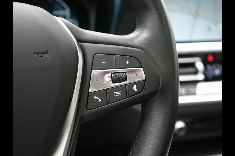 BMW 3 Serie Touring 330e Sportline Plug In Hybrid 293pk Dealer O.H PHEV | Panodak | Trekhaak af Fabriek | Lederen Sportstoelen Memory | 360 Camera | Keyless | Camera & Parkassist | 18"L.M | Apple Carplay | Sfeerverlichting |