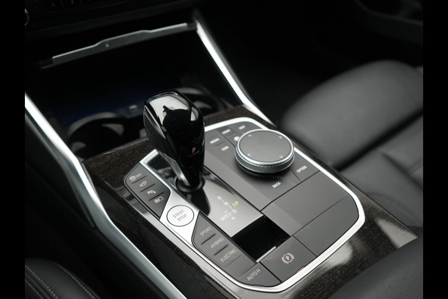 BMW 3 Serie Touring 330e Sportline Plug In Hybrid 293pk Dealer O.H PHEV | Panodak | Trekhaak af Fabriek | Lederen Sportstoelen Memory | 360 Camera | Keyless | Camera & Parkassist | 18"L.M | Apple Carplay | Sfeerverlichting |