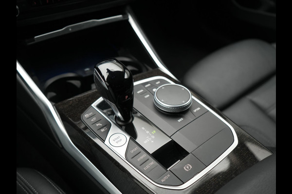 BMW 3 Serie Touring 330e Sportline Plug In Hybrid 293pk Dealer O.H PHEV | Panodak | Trekhaak af Fabriek | Lederen Sportstoelen Memory | 360 Camera | Keyless | Camera & Parkassist | 18"L.M | Apple Carplay | Sfeerverlichting |
