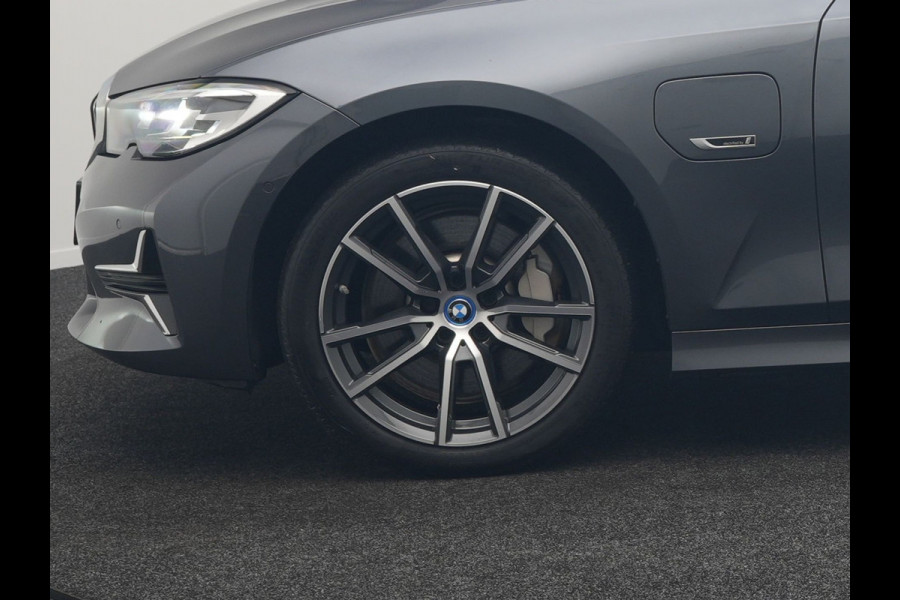 BMW 3 Serie Touring 330e Sportline Plug In Hybrid 293pk Dealer O.H PHEV | Panodak | Trekhaak af Fabriek | Lederen Sportstoelen Memory | 360 Camera | Keyless | Camera & Parkassist | 18"L.M | Apple Carplay | Sfeerverlichting |
