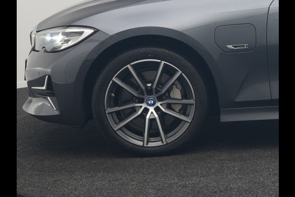 BMW 3 Serie Touring 330e Sportline Plug In Hybrid 293pk Dealer O.H PHEV | Panodak | Trekhaak af Fabriek | Lederen Sportstoelen Memory | 360 Camera | Keyless | Camera & Parkassist | 18"L.M | Apple Carplay | Sfeerverlichting |
