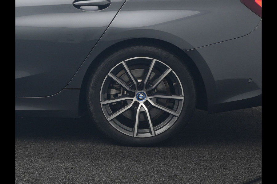 BMW 3 Serie Touring 330e Sportline Plug In Hybrid 293pk Dealer O.H PHEV | Panodak | Trekhaak af Fabriek | Lederen Sportstoelen Memory | 360 Camera | Keyless | Camera & Parkassist | 18"L.M | Apple Carplay | Sfeerverlichting |