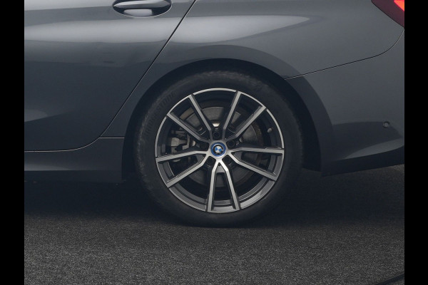 BMW 3 Serie Touring 330e Sportline Plug In Hybrid 293pk Dealer O.H PHEV | Panodak | Trekhaak af Fabriek | Lederen Sportstoelen Memory | 360 Camera | Keyless | Camera & Parkassist | 18"L.M | Apple Carplay | Sfeerverlichting |