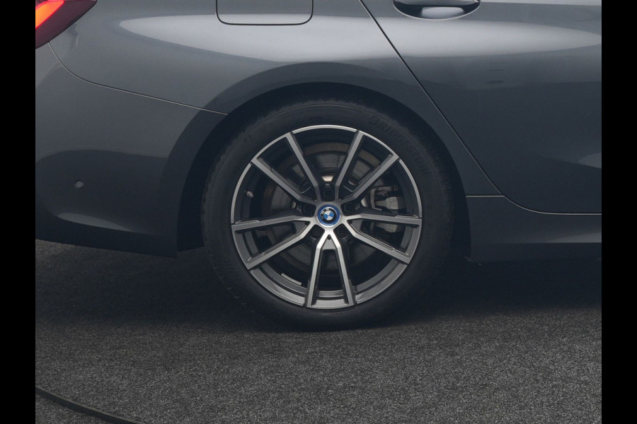 BMW 3 Serie Touring 330e Sportline Plug In Hybrid 293pk Dealer O.H PHEV | Panodak | Trekhaak af Fabriek | Lederen Sportstoelen Memory | 360 Camera | Keyless | Camera & Parkassist | 18"L.M | Apple Carplay | Sfeerverlichting |