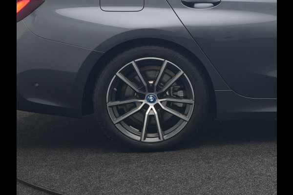 BMW 3 Serie Touring 330e Sportline Plug In Hybrid 293pk Dealer O.H PHEV | Panodak | Trekhaak af Fabriek | Lederen Sportstoelen Memory | 360 Camera | Keyless | Camera & Parkassist | 18"L.M | Apple Carplay | Sfeerverlichting |