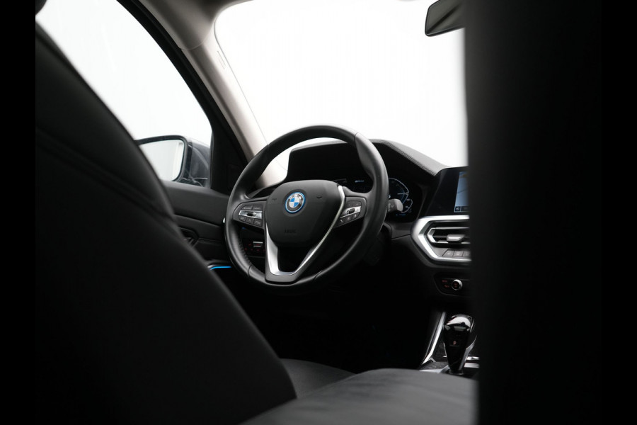 BMW 3 Serie Touring 330e Sportline Plug In Hybrid 293pk Dealer O.H PHEV | Panodak | Trekhaak af Fabriek | Lederen Sportstoelen Memory | 360 Camera | Keyless | Camera & Parkassist | 18"L.M | Apple Carplay | Sfeerverlichting |