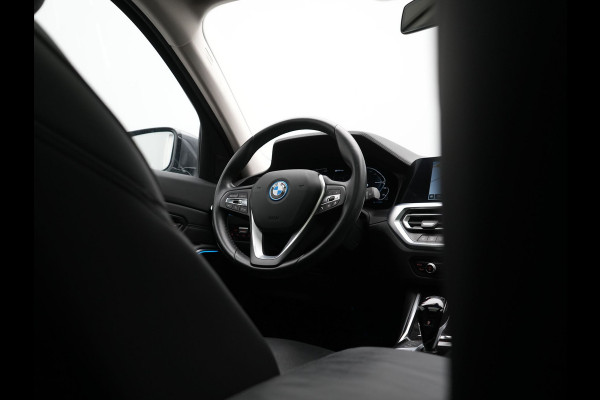 BMW 3 Serie Touring 330e Sportline Plug In Hybrid 293pk Dealer O.H PHEV | Panodak | Trekhaak af Fabriek | Lederen Sportstoelen Memory | 360 Camera | Keyless | Camera & Parkassist | 18"L.M | Apple Carplay | Sfeerverlichting |