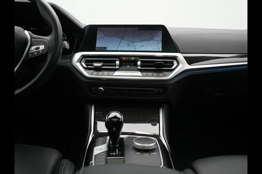 BMW 3 Serie Touring 330e Sportline Plug In Hybrid 293pk Dealer O.H PHEV | Panodak | Trekhaak af Fabriek | Lederen Sportstoelen Memory | 360 Camera | Keyless | Camera & Parkassist | 18"L.M | Apple Carplay | Sfeerverlichting |