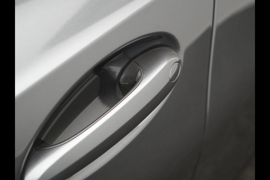 BMW 3 Serie Touring 330e Sportline Plug In Hybrid 293pk Dealer O.H PHEV | Panodak | Trekhaak af Fabriek | Lederen Sportstoelen Memory | 360 Camera | Keyless | Camera & Parkassist | 18"L.M | Apple Carplay | Sfeerverlichting |