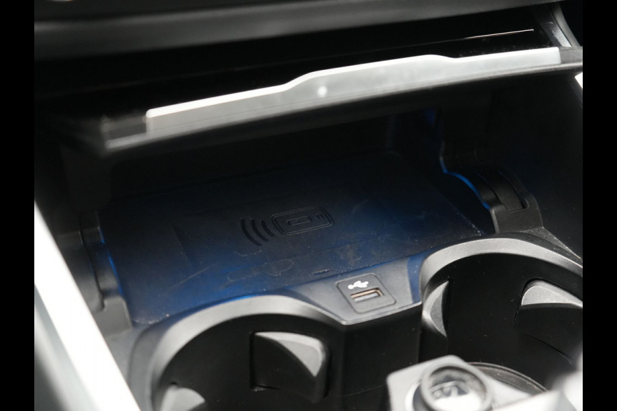 BMW 3 Serie Touring 330e Sportline Plug In Hybrid 293pk Dealer O.H PHEV | Panodak | Trekhaak af Fabriek | Lederen Sportstoelen Memory | 360 Camera | Keyless | Camera & Parkassist | 18"L.M | Apple Carplay | Sfeerverlichting |