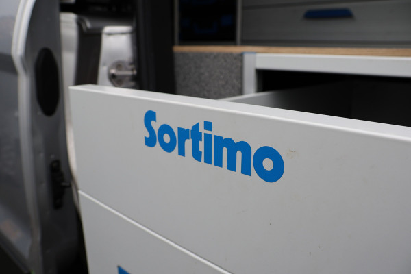 Ford Transit Connect 1.5 TDCI L2 | Sortimo inrichting | Marge | BTW & BPM Vrij | Camera | CarPlay | Navigatie | Cruise control | DAB | 3-Zitter | Alarm klasse 3 | NAP Logisch | Nieuwe APK | NL Auto | Euro 6