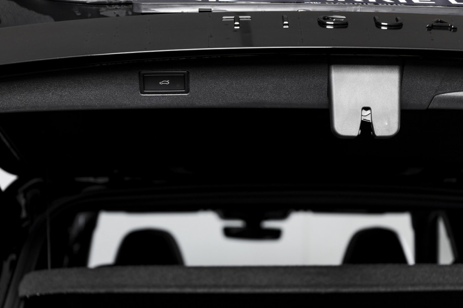 Volkswagen Tiguan 1.5 eHybrid 272 PK R-Line Edition | Black Style | Assistance Plus | Elek. Trekhaak | S/K-panodak | Adapt. Cruise | Stoel-+stuurverw. | NAV+App. Connect | 360 Camera | LM 20" | 3971