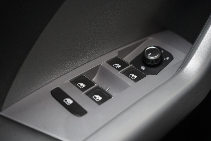 Volkswagen T-Cross 1.0 TSi 115pk United | Navigatie | Trekhaak | All-seasonbanden | Blind-Spot | Adaptive cruise