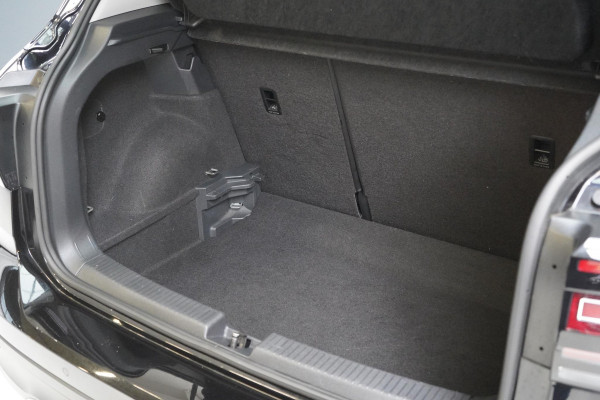 Volkswagen T-Cross 1.0 TSi 115pk United | Navigatie | Trekhaak | All-seasonbanden | Blind-Spot | Adaptive cruise