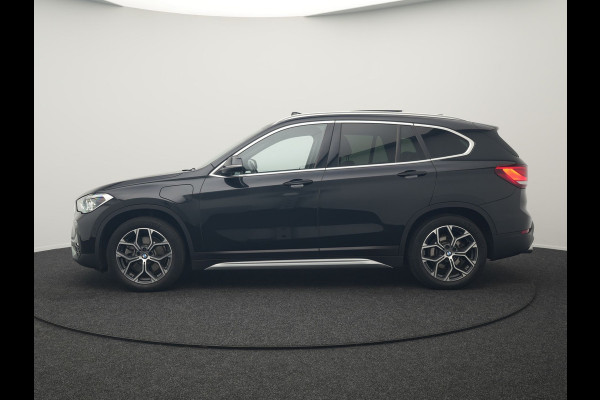 BMW X1 xDrive25e X Line Plug In Hybrid 221pk Dealer O.H. PHEV | Panodak | Head Up | Camera | Stuur Verwarmd | Lederen Sportstoelen Verwarmd | Hifi Audio | Adaptive LED | Sfeerverlichting | Cruise Control | Navigatie | DAB |