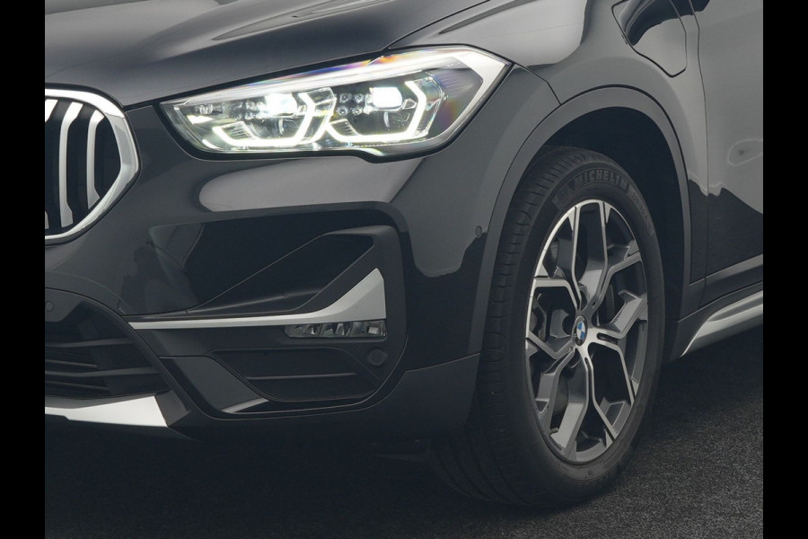 BMW X1 xDrive25e X Line Plug In Hybrid 221pk Dealer O.H. PHEV | Panodak | Head Up | Camera | Stuur Verwarmd | Lederen Sportstoelen Verwarmd | Hifi Audio | Adaptive LED | Sfeerverlichting | Cruise Control | Navigatie | DAB |