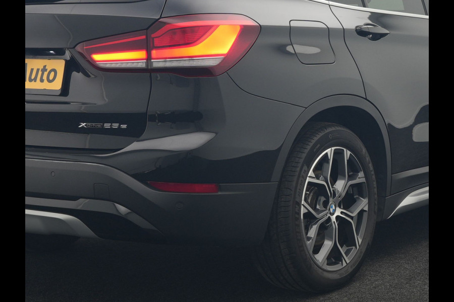 BMW X1 xDrive25e X Line Plug In Hybrid 221pk Dealer O.H. PHEV | Panodak | Head Up | Camera | Stuur Verwarmd | Lederen Sportstoelen Verwarmd | Hifi Audio | Adaptive LED | Sfeerverlichting | Cruise Control | Navigatie | DAB |