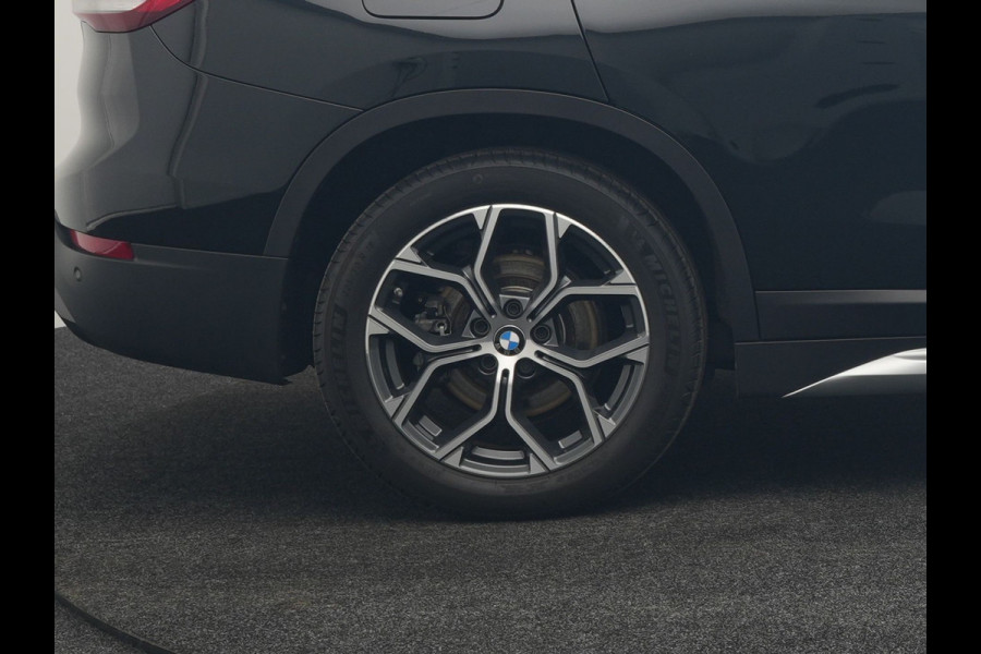 BMW X1 xDrive25e X Line Plug In Hybrid 221pk Dealer O.H. PHEV | Panodak | Head Up | Camera | Stuur Verwarmd | Lederen Sportstoelen Verwarmd | Hifi Audio | Adaptive LED | Sfeerverlichting | Cruise Control | Navigatie | DAB |