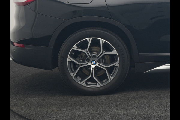 BMW X1 xDrive25e X Line Plug In Hybrid 221pk Dealer O.H. PHEV | Panodak | Head Up | Camera | Stuur Verwarmd | Lederen Sportstoelen Verwarmd | Hifi Audio | Adaptive LED | Sfeerverlichting | Cruise Control | Navigatie | DAB |