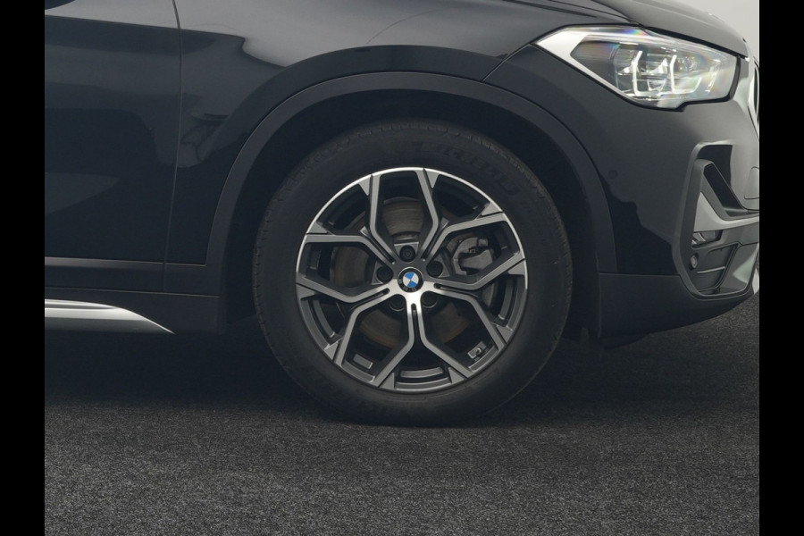 BMW X1 xDrive25e X Line Plug In Hybrid 221pk Dealer O.H. PHEV | Panodak | Head Up | Camera | Stuur Verwarmd | Lederen Sportstoelen Verwarmd | Hifi Audio | Adaptive LED | Sfeerverlichting | Cruise Control | Navigatie | DAB |