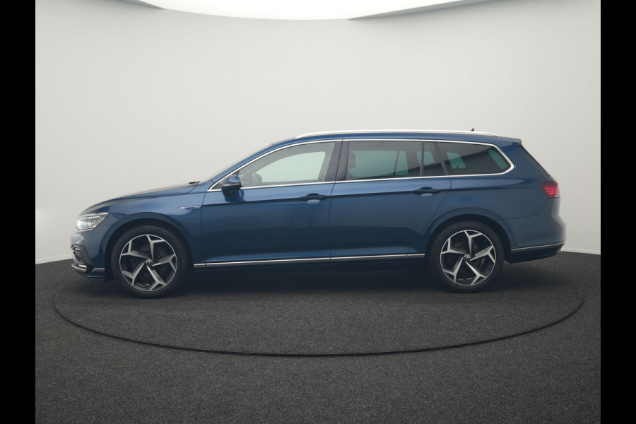 Volkswagen Passat Variant GTE Business Plug In Hybrid 218pk Dealer O.H PHEV | Trekhaak af Fabriek | Adaptive Cruise | Alcantara Sportstoelen Massage | Camera | Virtual | 18"L.M | Keyless | Matrix LED | Apple Carplay |