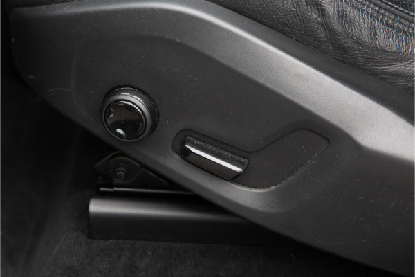 Volvo XC60 2.0 T8 Twin Engine AWD R-Design Pano, Leder