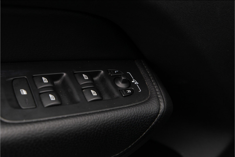 Volvo XC60 2.0 T8 Twin Engine AWD R-Design Pano, Leder