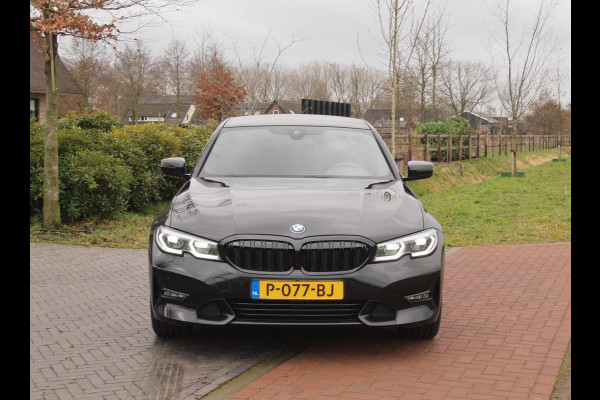BMW 3-serie 320e Business Edition Plus | 19 Inch | Camera | Leer | Sfeerverlichting | Laserlight |  NL-Auto |