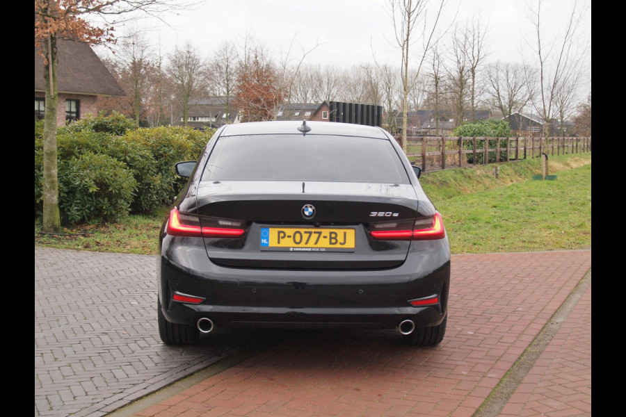 BMW 3-serie 320e Business Edition Plus | 19 Inch | Camera | Leer | Sfeerverlichting | Laserlight |  NL-Auto |