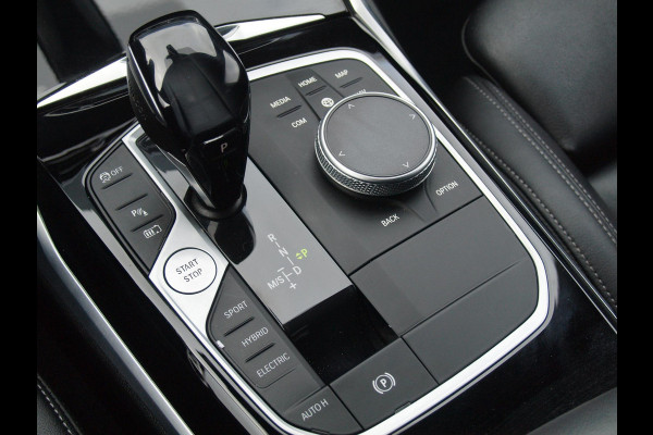 BMW 3-serie 320e Business Edition Plus | 19 Inch | Camera | Leer | Sfeerverlichting | Laserlight |  NL-Auto |