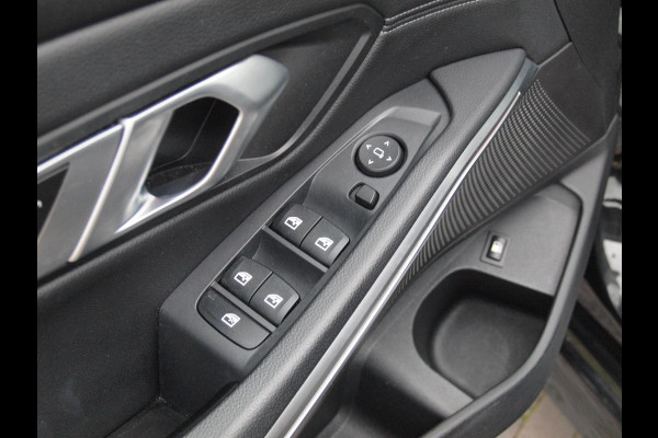 BMW 3-serie 320e Business Edition Plus | 19 Inch | Camera | Leer | Sfeerverlichting | Laserlight |  NL-Auto |