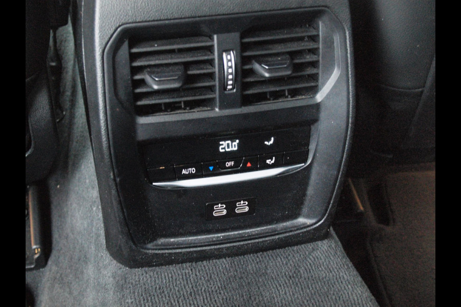 BMW 3-serie 320e Business Edition Plus | 19 Inch | Camera | Leer | Sfeerverlichting | Laserlight |  NL-Auto |