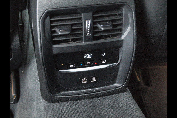 BMW 3-serie 320e Business Edition Plus | 19 Inch | Camera | Leer | Sfeerverlichting | Laserlight |  NL-Auto |