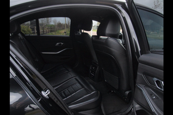 BMW 3-serie 320e Business Edition Plus | 19 Inch | Camera | Leer | Sfeerverlichting | Laserlight |  NL-Auto |
