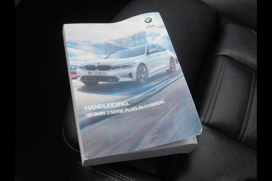 BMW 3-serie 320e Business Edition Plus | 19 Inch | Camera | Leer | Sfeerverlichting | Laserlight |  NL-Auto |