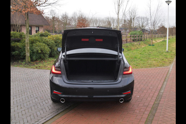 BMW 3-serie 320e Business Edition Plus | 19 Inch | Camera | Leer | Sfeerverlichting | Laserlight |  NL-Auto |