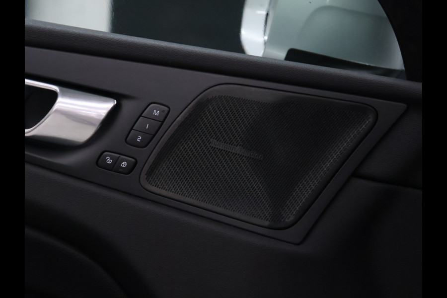 Volvo XC60 2.0 B5 Momentum Exclusive [TREKHAAK, SCHUIFKANTELDAK, MEMORY SEATS, ADAPTIVE CRUISE CONTROL, APPLE CARPLAY, ANDROID AUTO, HARMAN/KARDON, HUD, 360 CAMERA, NIEUWSTAAT]