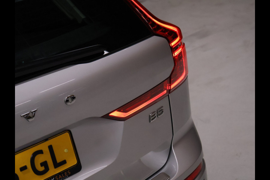 Volvo XC60 2.0 B5 Momentum Exclusive [TREKHAAK, SCHUIFKANTELDAK, MEMORY SEATS, ADAPTIVE CRUISE CONTROL, APPLE CARPLAY, ANDROID AUTO, HARMAN/KARDON, HUD, 360 CAMERA, NIEUWSTAAT]