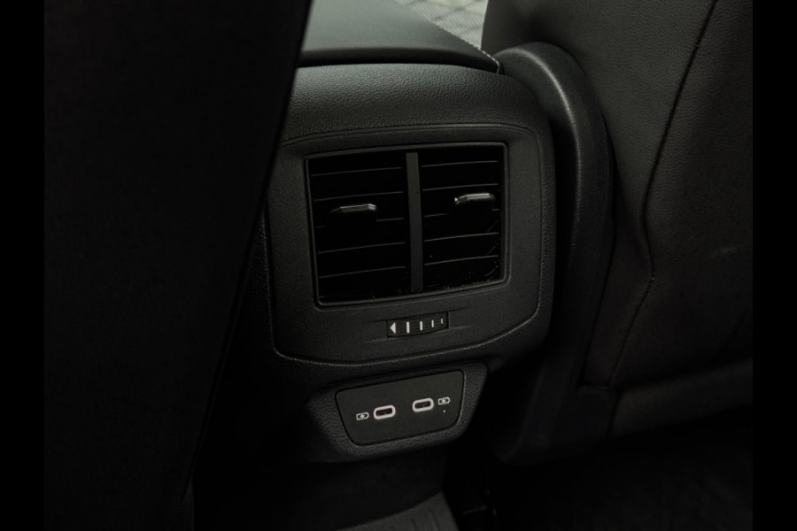 Volkswagen T-Roc 1.5 TSI R-Line 11-2025 IQ LIGHT NAVI CAMERA CLIMATE SPORTVELGEN